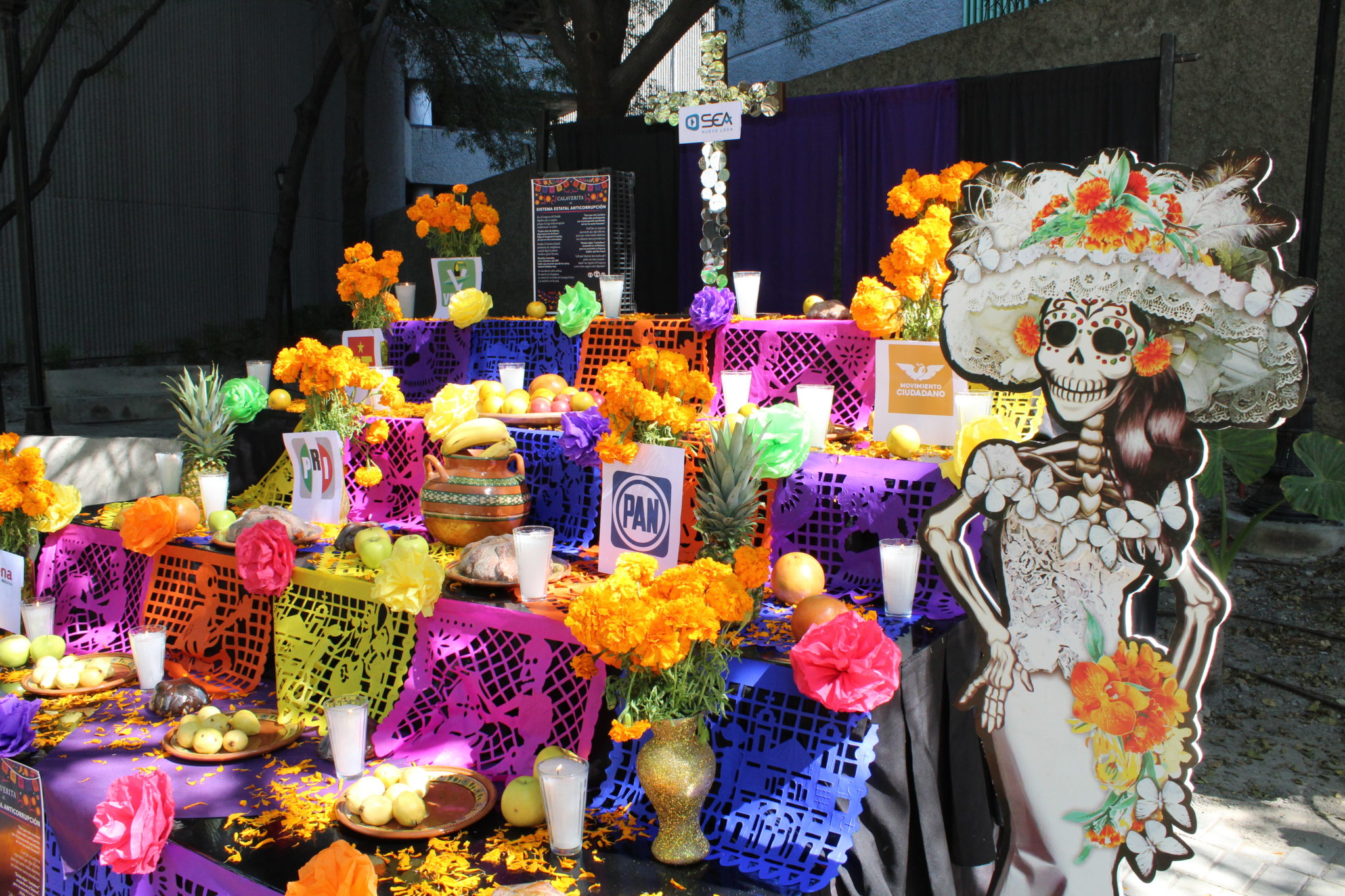 Un altar de muertos en ‘memoria’  de las promesas incumplidas de diputados