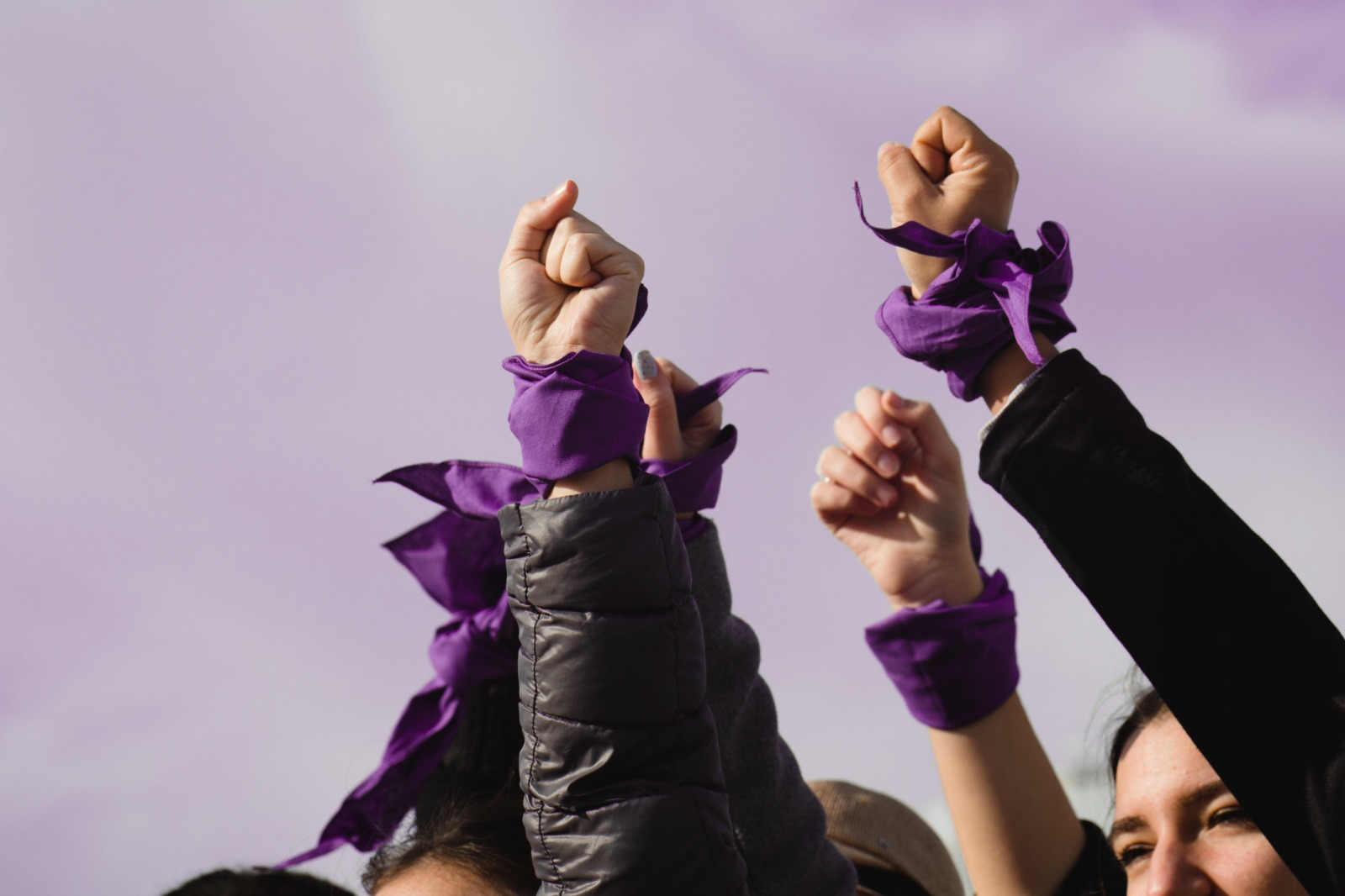 ES INDISPENSABLE QUITAR LOS FRENOS PARA EL DESARROLLO DE LA MUJER